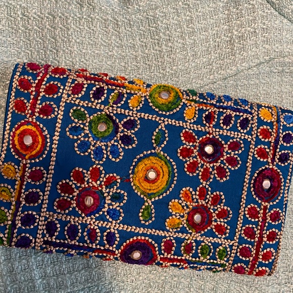Hand embroidered clutch - Picture 2 of 6